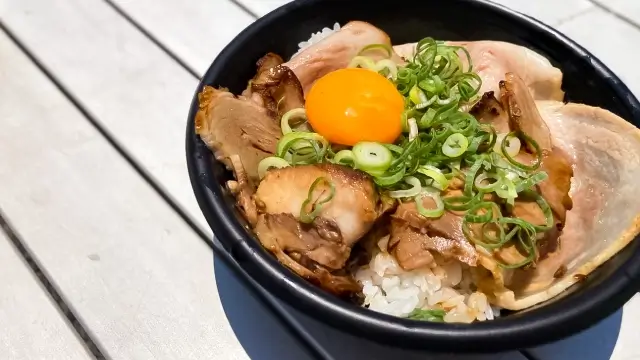 なにわポークを使った炙りチャーシュー丼